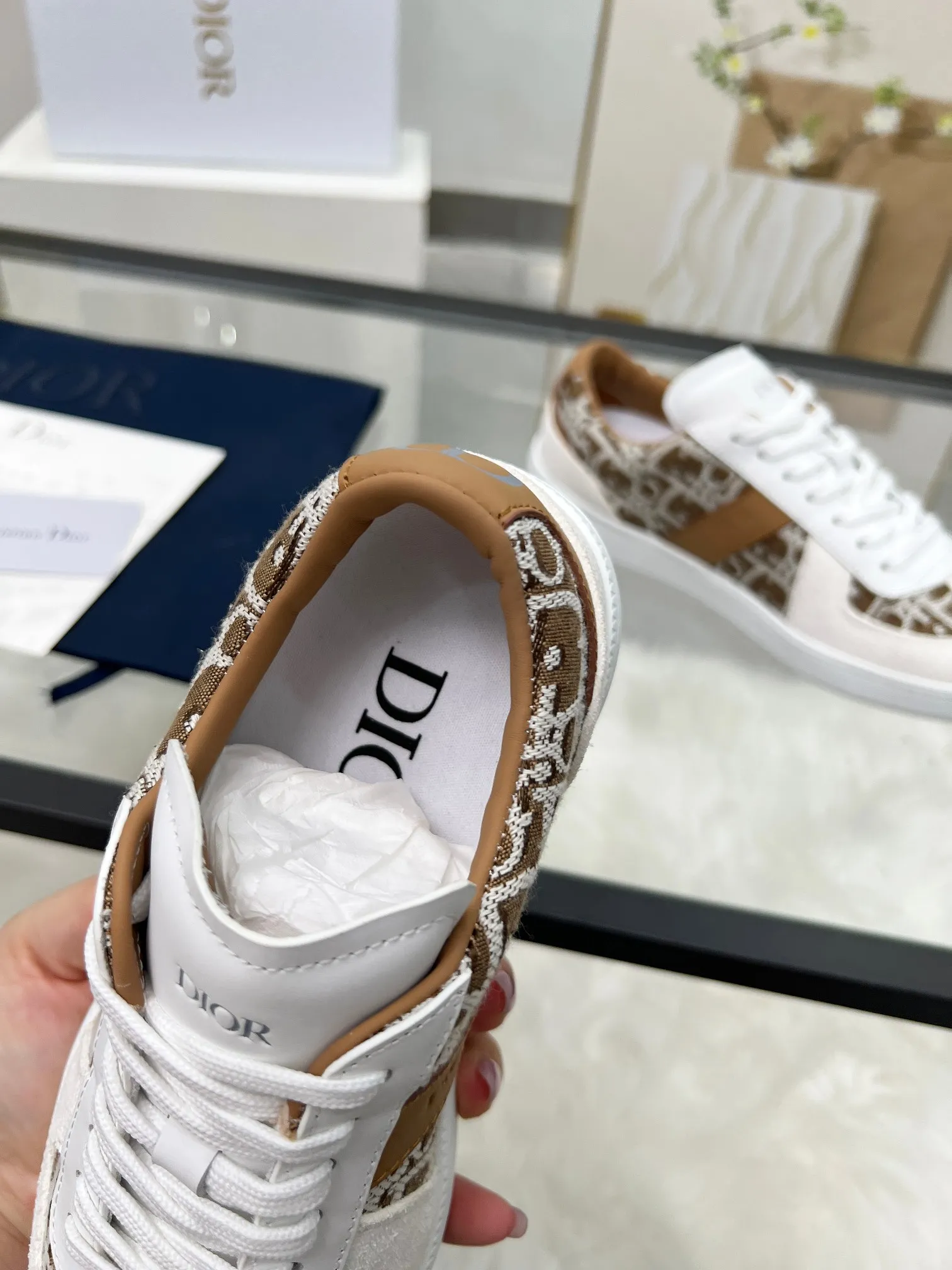 👟👟Ex-factory price 460👟👟Male size +10 correct✅ version. 𝐃𝐢𝐨𝐫 𝟮𝟱𝐏𝐫𝐞-𝐅𝐚𝐥𝐥 𝐁𝐞𝐫𝐥𝐢𝐧 𝟬𝟭 Dior B01 couple casual moral training shoes white shoes sneakers late 90s fashion brand Maison Margiela purchased GAT in large quantities and gave them a makeover. This shoe type of De Xun officially started its fashion journey. Original: Top layer of cowhide, cowhide lining, original outsole Size: 35-45 (40 for women, 45 for men, custom made, non-refundable)